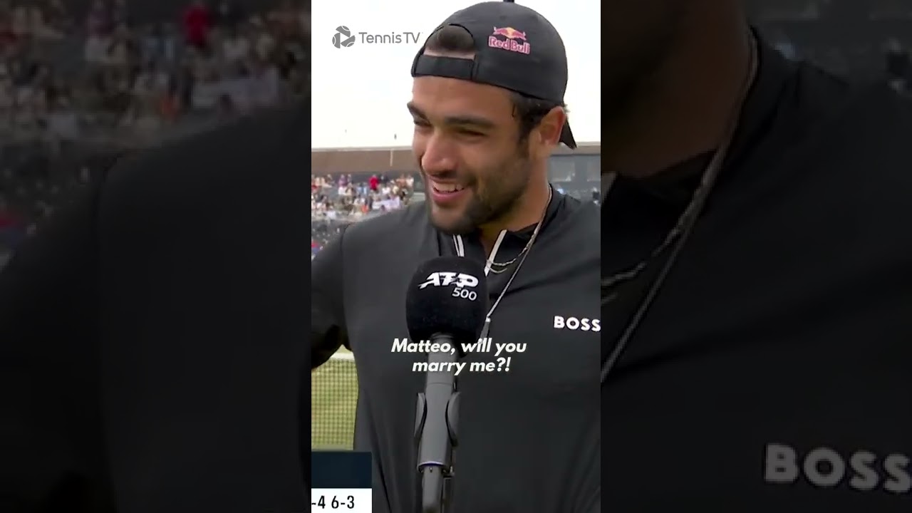 Crowd Member Proposes To Matteo Berrettini! 💍