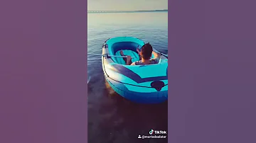 تجربة الأبحار في زورق بلاستيك 