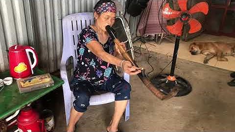 bà cụ 70 hút thuốc lào hơn 50 năm