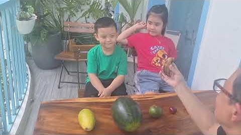 Tiếng Anh Giao Tiếp Phan Thiết: Gold and Kira practice talking about( Touch and Guess)