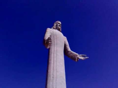 CRISTO REY DE CIELO Y TIERRA Pachuca agradecida te ofrece este monumento en cumplimiento de promesa minera por haberles salvado la vida, en memoria de 400 aÃ±os del convento Franciscano, 50 de sacerdocio del Papa Juan Pablo II, 40 de sacerdocio de Pedro Obispo y 45 de sacerdocio del pÃ¡rroco de San Francisco Alfonso Romero Ruiz, iniciador y responsable de la obra. Erigido gracias a la generosidad de instituciones, familias y personas particulares cuyos nombres tu, Cristo, conoces. Pascua de resurrecciÃ³n, Abril 7 de 1996. ProyectÃ³: Ing, JosÃ© Luis Lugo Vera CoproyectÃ³ y DirigiÃ³: Arq. Cesar C. NarvÃ¡ez BenÃ­tez.