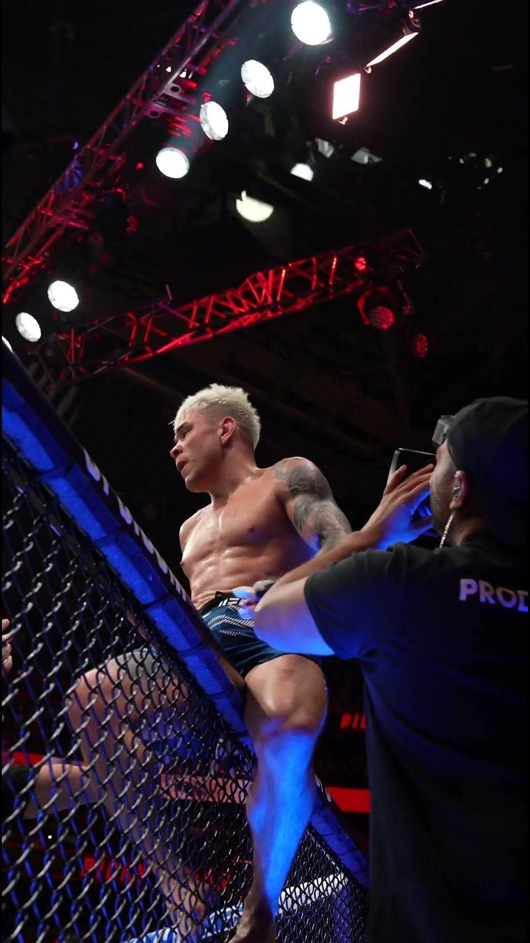 Simon with the NASTY KNOCKOUT ? #ufcseattle