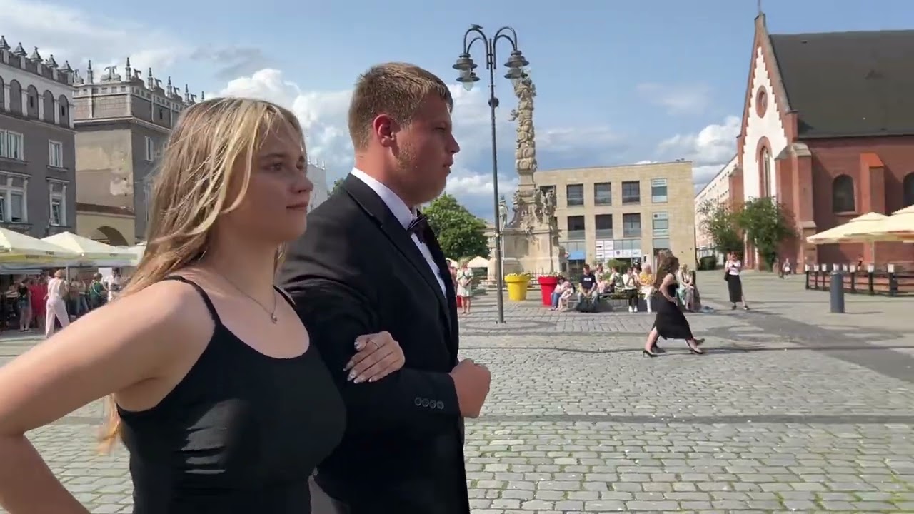 POLONEZ NA RYNKU W RACIBORZU. TAŃCZY ÓSMA KLASA SZKOŁY NA OSTROGU