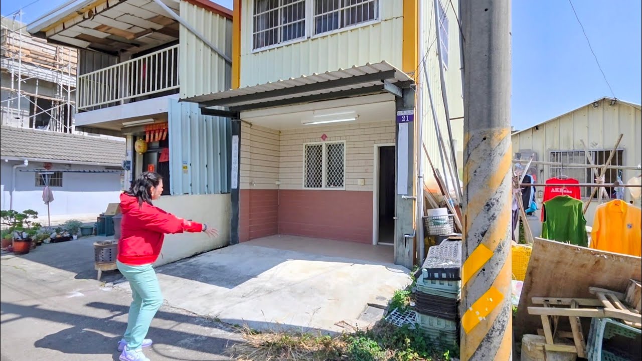 在台中類邊間🌤️空氣好氣溫舒適🏡免500萬可以便宜買到建地上有整理好的地22坪大面寬有車庫（有孝親房+大3房）近新社市區平地採光2樓透天4米活路附近也好停車 0977188512傅晏棠房地產