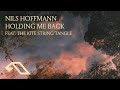 Capture de la vidéo Nils Hoffmann Feat. The Kite String Triangle - Holding Me Back