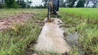 งานขุดคลองระบายน้ำออกจากนาข้าว ช่างใหญ่ รถขุดเล็ก ลำปลายมาศ