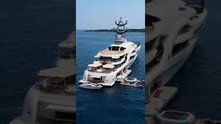 Ekim 2018'de Hollanda tersanesi Feadship  tarafından suya indirilen ANNA mega yatın futbol sahası.