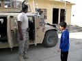 شجاعه طفل عراقي يشتم جندي امريكي انظر ماذا حصل
