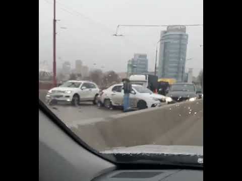 Аварія на Центральному мосту у Дніпрі: рух ускладнено