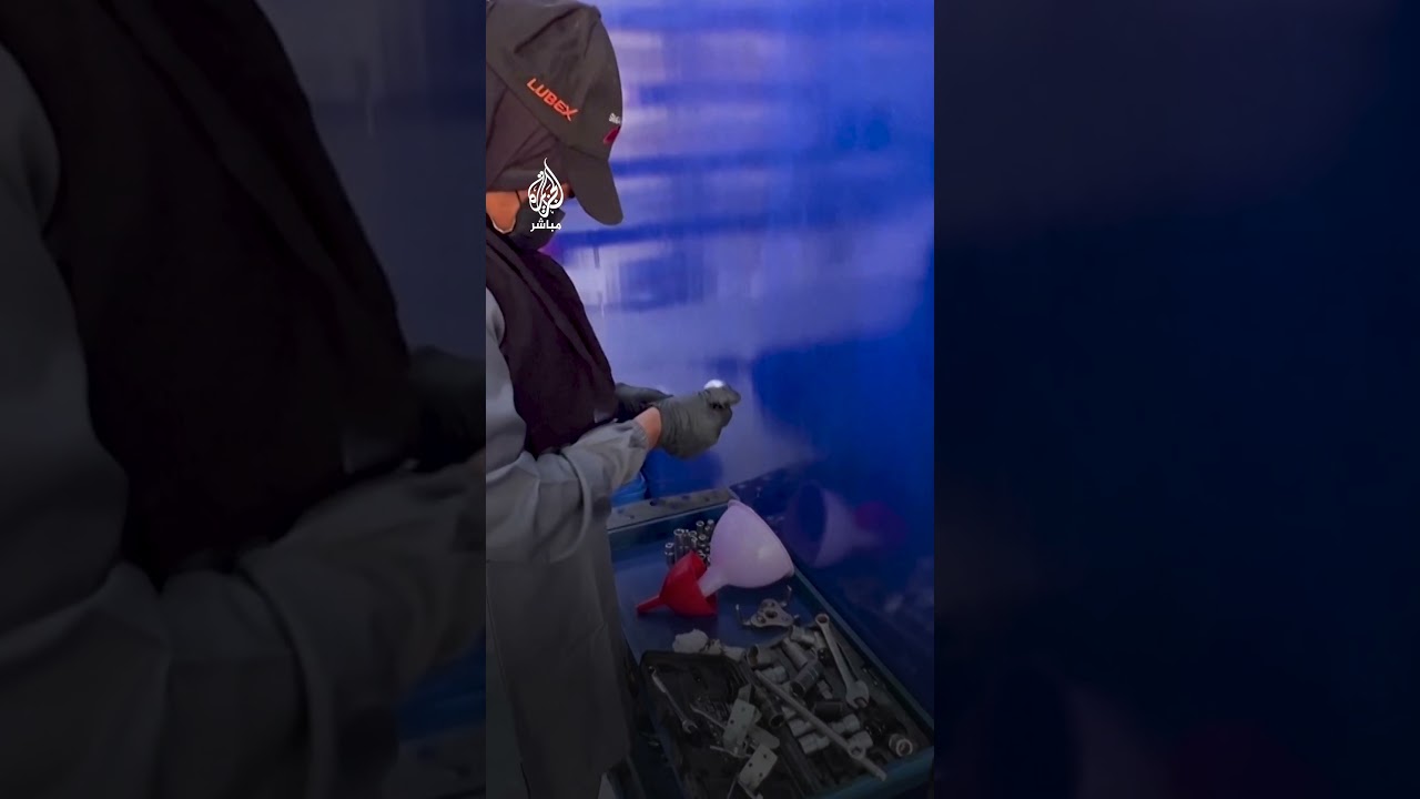 من دراسة الصيدلة إلى العمل في تغيير زيوت السيارات.. حكاية الطالبة السودانية "أساور"