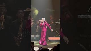 suara, kostum, stage act Mulan Jameela emang juaraaaaaaaaa👍👍👍 suara, kostum, stage act Mulan Jameela emang juaraaaaaaaaa👍👍👍