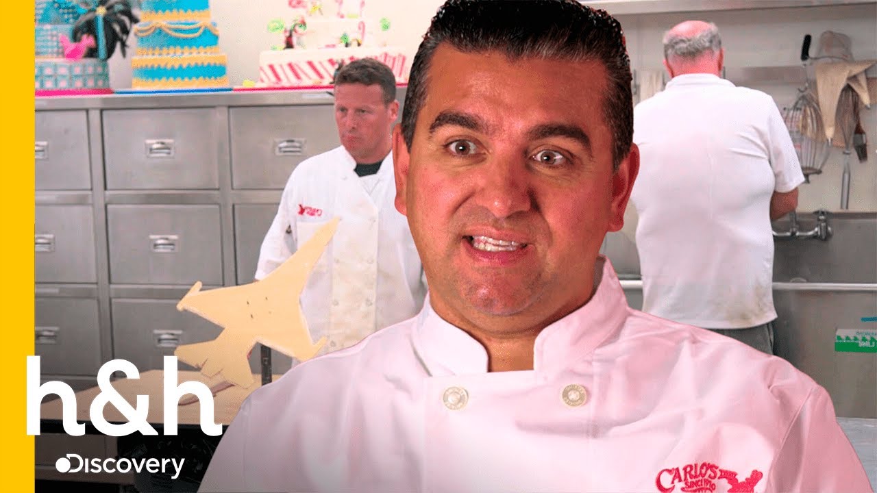 La pastelería trabaja en un pastel para la Fuerza Aérea Cake Boss