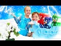 Spielzeug Video für Kinder mit Nicole und Derin. Die PJ Masks fahren Schlitten.