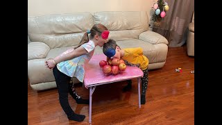 Sasha vs Sofia: Apple Challenge, Toy Car Races & More Fun Games! screenshot 5