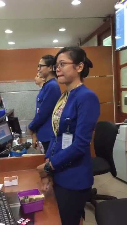 Penyambutan nasabah pertama di BCA mangga dua 1