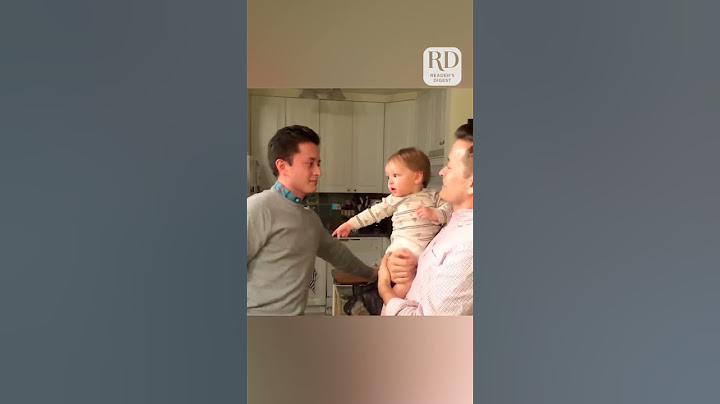 Baby gets confused by dad and his twin