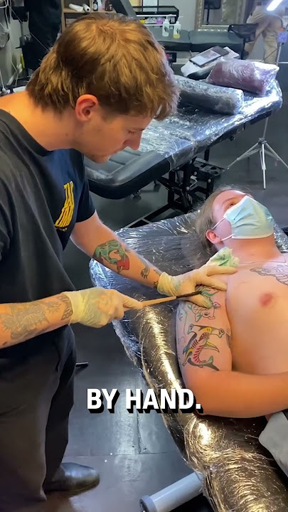 Giving traditional Tebori tattoos! 🤩🇯🇵  -  🎥 horiran1