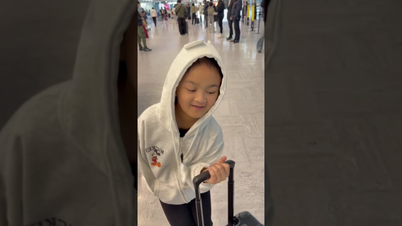 អត់បានត្រៀមខ្លួនសោះ សុខៗម៉ែនាំជិះយន្តហោះអ្នកណាធ្វើចិត្តទាន់? 😂