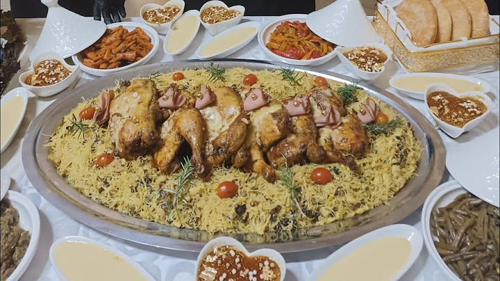 عراضة هماوية لضيافك. دجاج مشوي في الفرن مع مقبلات ساخنة. فلان رويال خبز منزلي