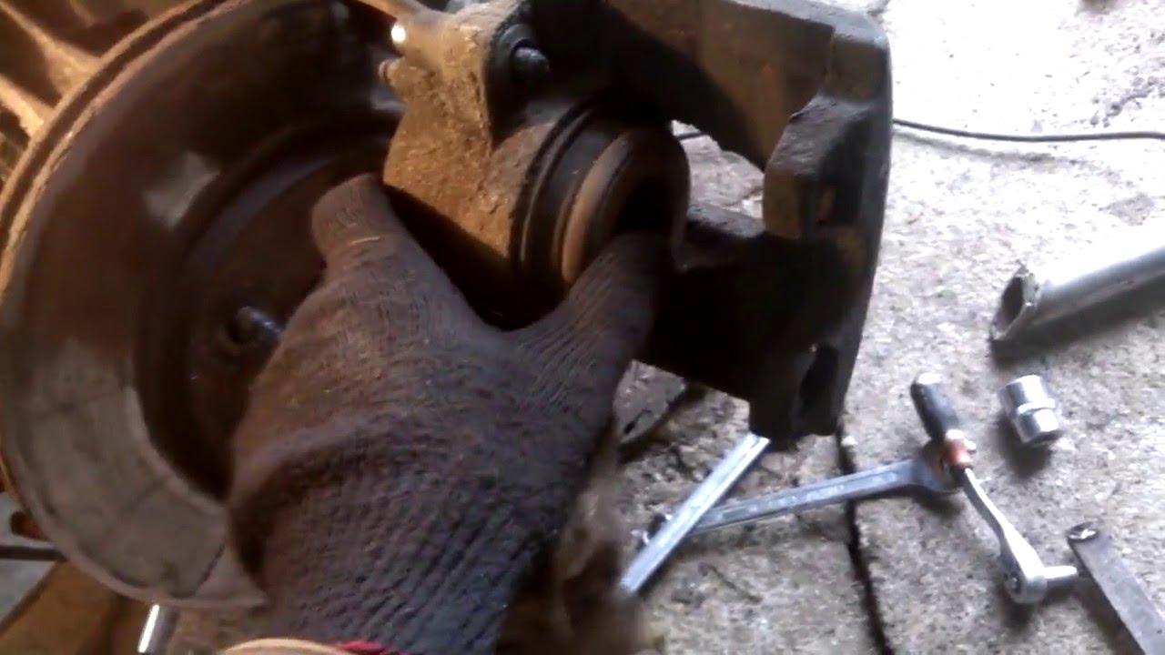 Как развести или чем развести тормозные колодки. - YouTube