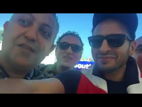 حمادة هلال من مطار اوي انجلوس يغني صعدنا كاس العالم