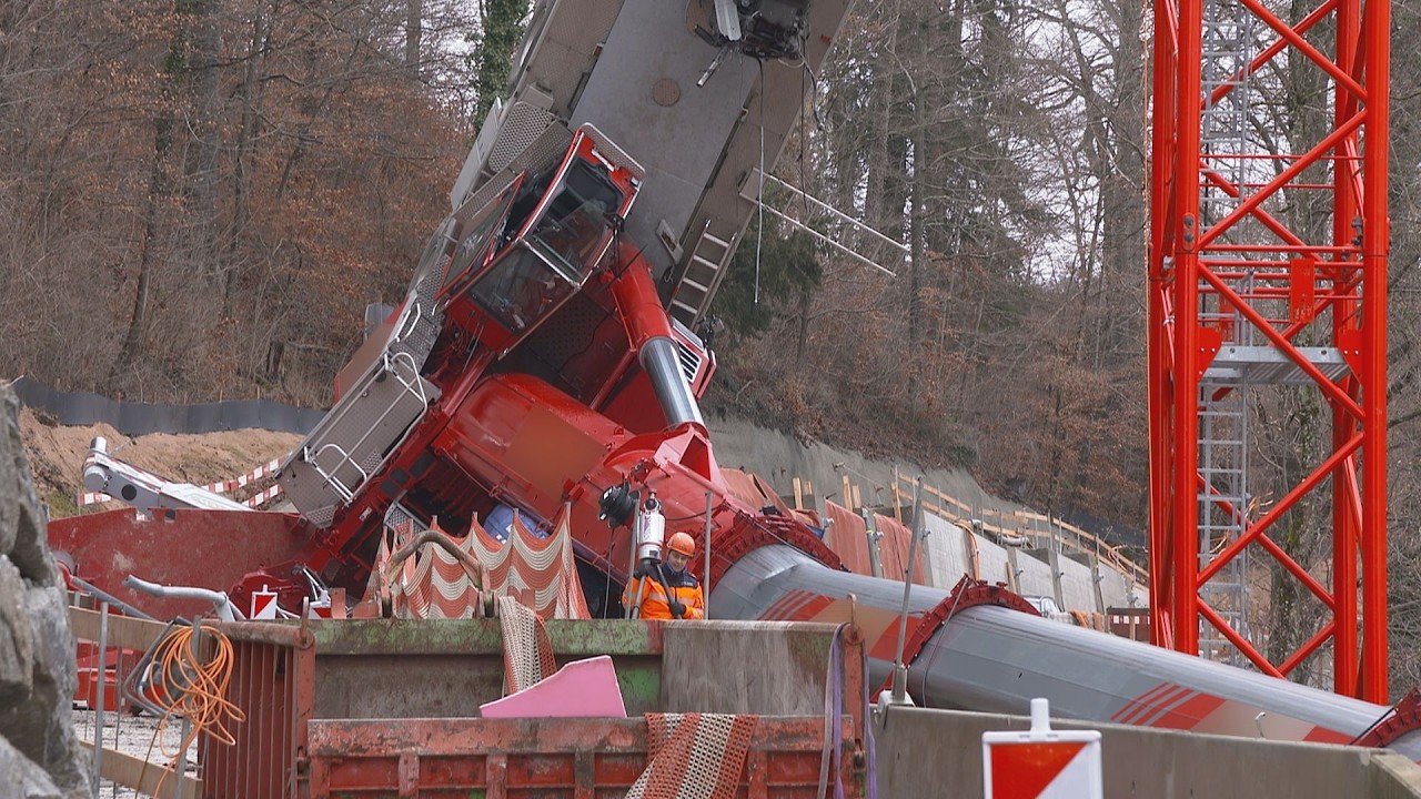 Stallikon ZH: Kran stürzt auf Baustelle