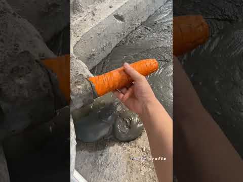 يقوم الحرفي بفك خزان كبير باستخدام ملاط الأسمنت