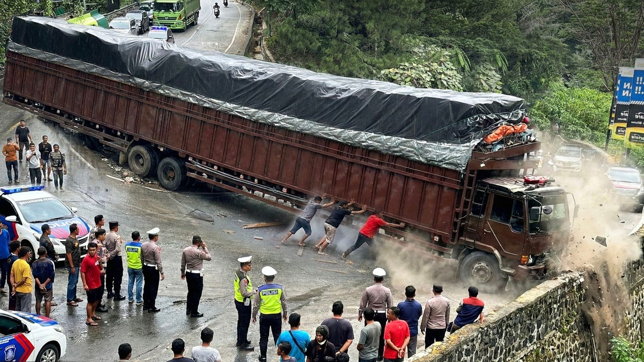 MUSTAHIL BISA LEWAT !!! DRAMA HARI INI, Menit Menit Truk Super Panjang Tersangkut di Sitinjau Lauik