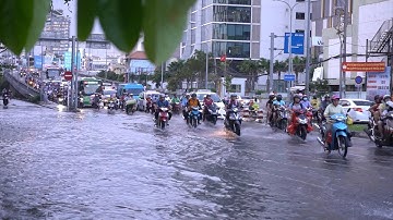 Người dân TP Hồ Chí Minh chật vật chống chọi với triều cường