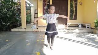 NABILA NATANIA AGAMI, NEMBE DIAJAR TARI JAIPONGAN.