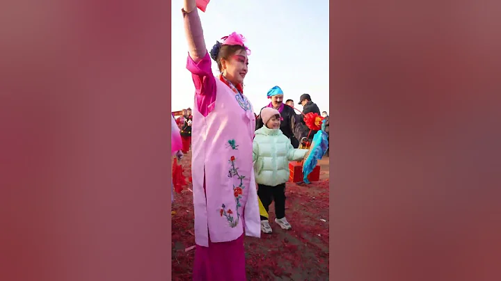 农历正月十三，传统祭海日。在山东烟台海阳市沿海地区，村民们通过扭秧歌、拜龙王等形式，祈求渔船出海丰收、平安归航，场面壮观 - 天天要闻