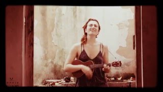 Miniatura de "Fly Me to the Moon - Sophie Bijjani (Ukulele Cover)"