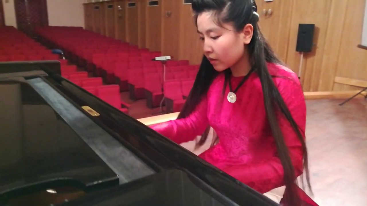 Bùi Vũ Nguyệt Minh chơi bài 'Trống cơm' được biên soạn cho piano