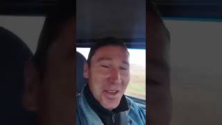 подпевает, подражает)))