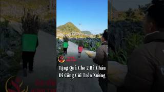 Tặng Quà Cho 2 Bà Cháu Đi Cõng Củi Trên Nương