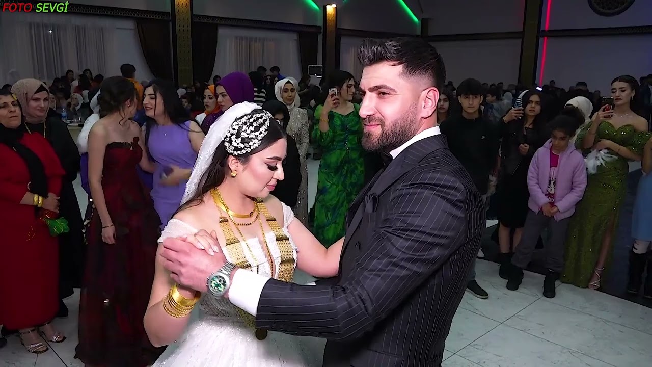 Diyarbakır Kulp Badıkan Aşireti Nihat Akdeniz'in Düğününe Ünlü Sanatçılar katıldı.