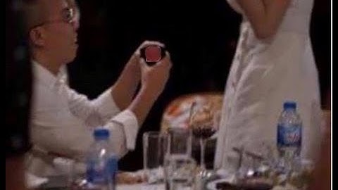 Hoàng Touliver cầu hôn Tóc Tiên trước mặt bạn bè và fan.