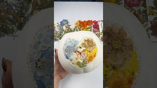 How to make pressed flower pumpkins for fall. #pumpkins #pumpkinseason #fallcraft #fallcrafts