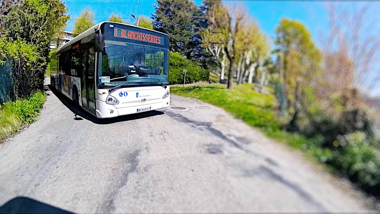 Croisement difficile en Heuliez GX 327 BHNS sur la ligne 1 de Voiron