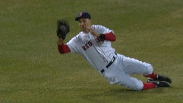 Sizemore slides to snag a sinking line drive