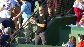 STL@CHC: Heyward, Ross play catch between innings