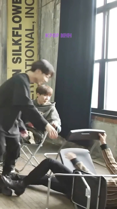 Jimin Falling Off Chair And Jungkook Trying To Help Him But Fall Himself 🤣🤣 #shorts #bts #jikook