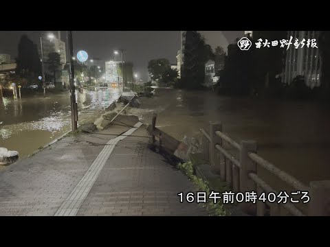 旭川沿いの歩道が崩落、記録的大雨で高水位続く 川反の対岸、秋田市