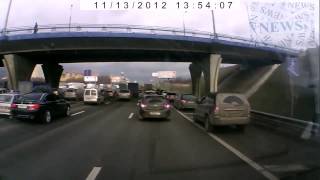 BMW с мигалкой оттесняет машину ДПС(, 2012-11-15T17:10:46.000Z)