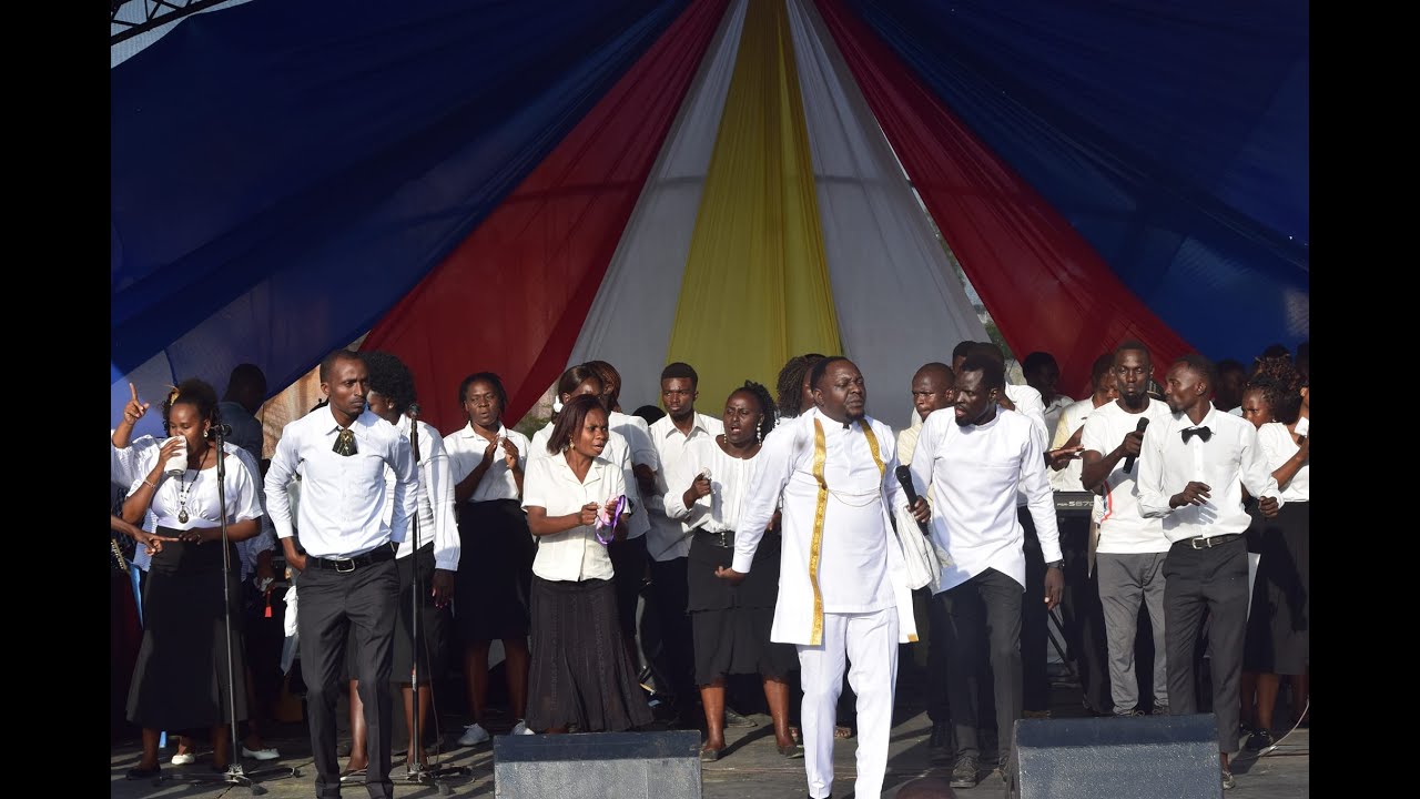 Chris mwahangila - Yesu yuko hapa ( Official Live Performance) At ...