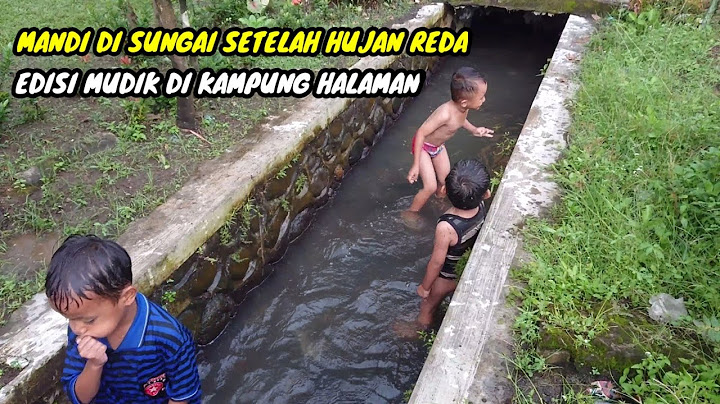 MANDI DI SUNGAI KECIL DI KAMPUNG HALAMAN SETELAH HUJAN REDA