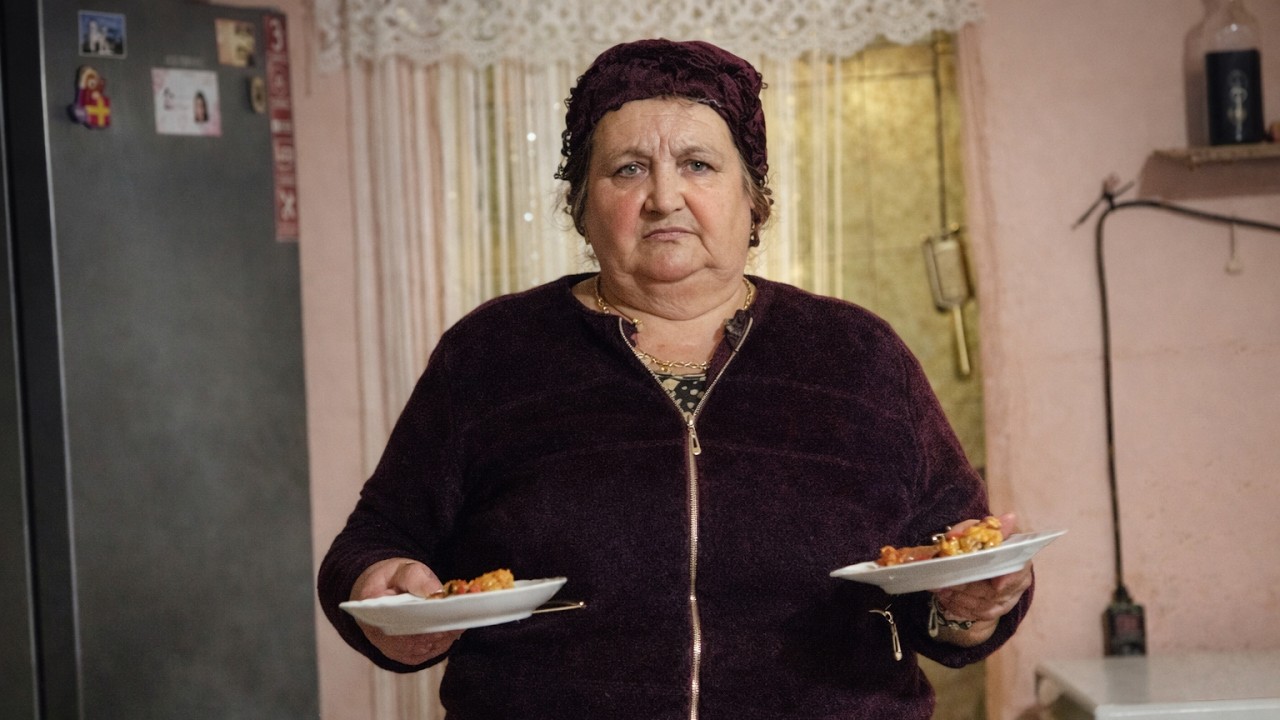 Цыганка, которая готовит для семьи и хранит традиции