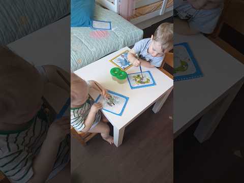 а потом пролили воду и началось веселье 😂 1.8 попила чай мама 🤦🏼♀️ #двойняшки #twins #шортс
