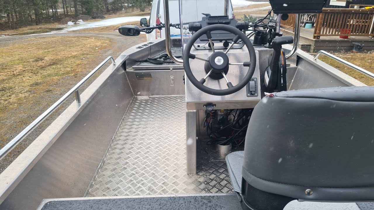 Esitellään vene ja vene-elektroniikka.