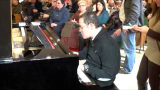 Video thumbnail of "Max Serra al pianoforte new.mov"